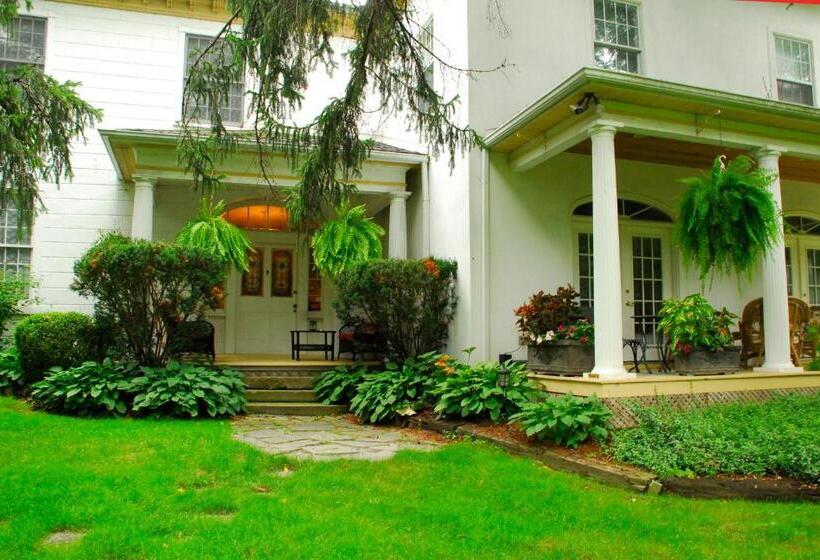 Brockamour Manor Bed And Breakfast