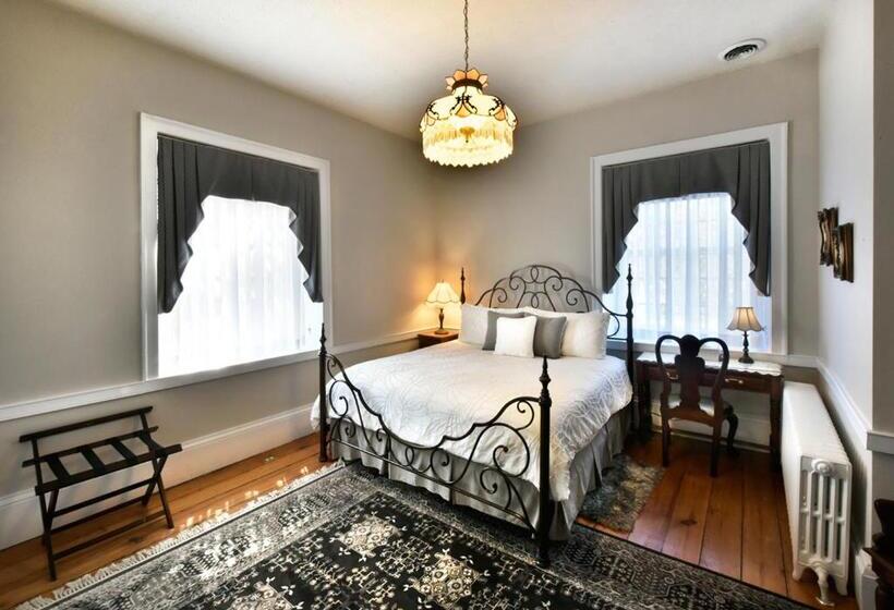 Brockamour Manor Bed And Breakfast