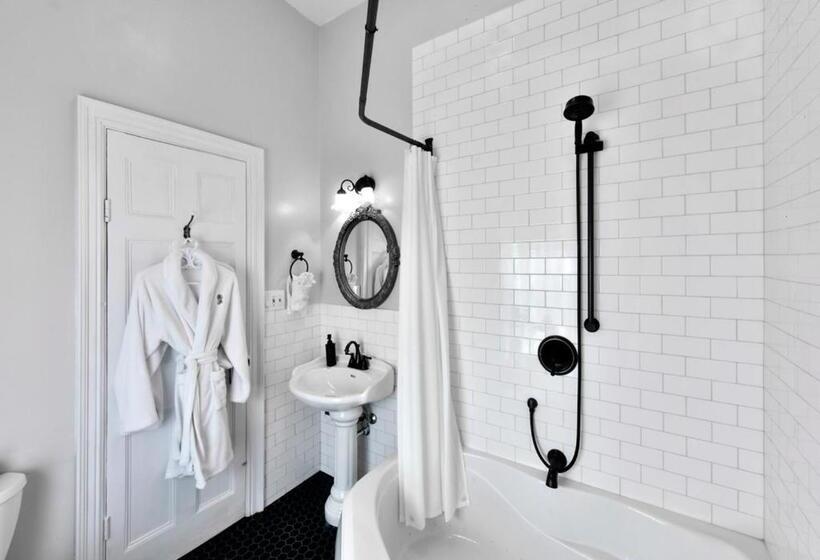 Brockamour Manor Bed And Breakfast