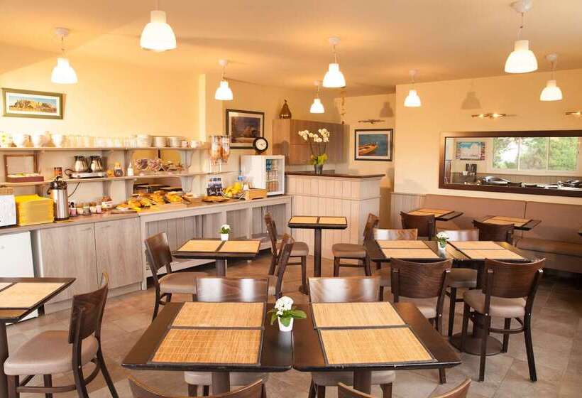 Brit Hotel    Aux Hortensias    Lannion Perros Guirec