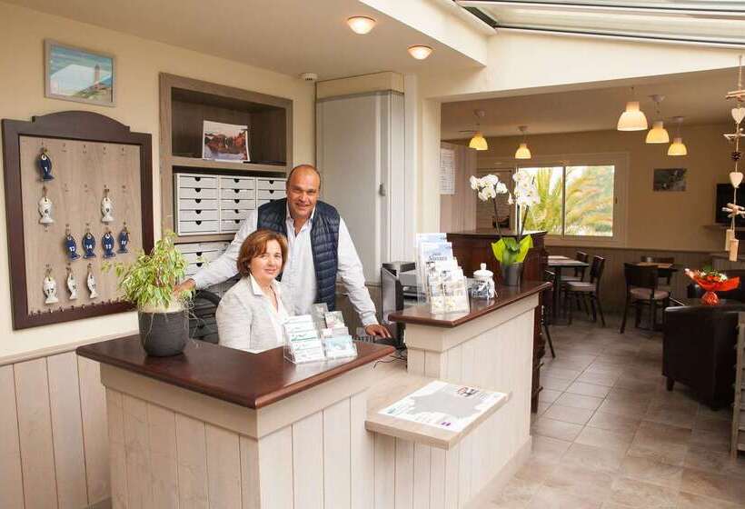 Brit Hotel    Aux Hortensias    Lannion Perros Guirec