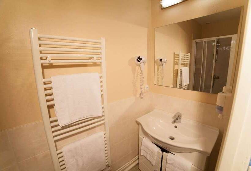 Brit Hotel    Aux Hortensias    Lannion Perros Guirec