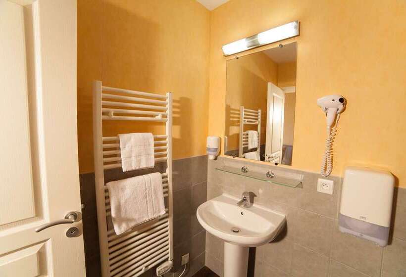 Brit Hotel    Aux Hortensias    Lannion Perros Guirec