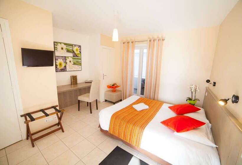 Brit Hotel    Aux Hortensias    Lannion Perros Guirec