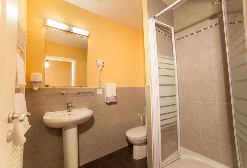 Brit Hotel    Aux Hortensias    Lannion Perros Guirec