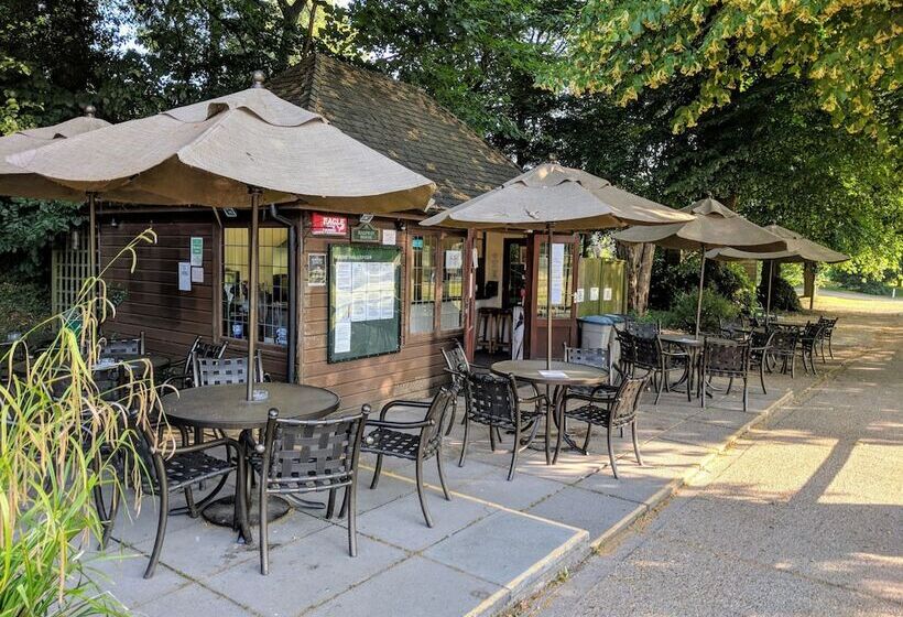 ホテル Broome Park