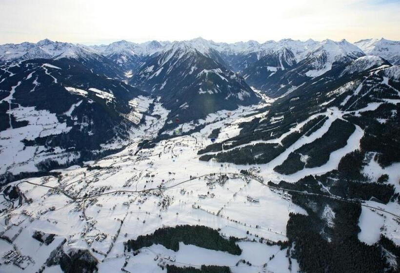 هتل Der Burgfellnerhof   Adults Only