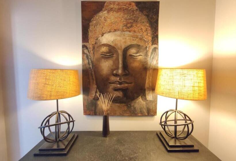 Отель Cal Barber