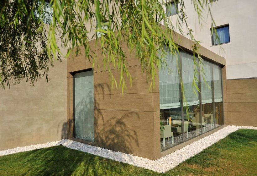 هتل Travelodge Málaga Airport