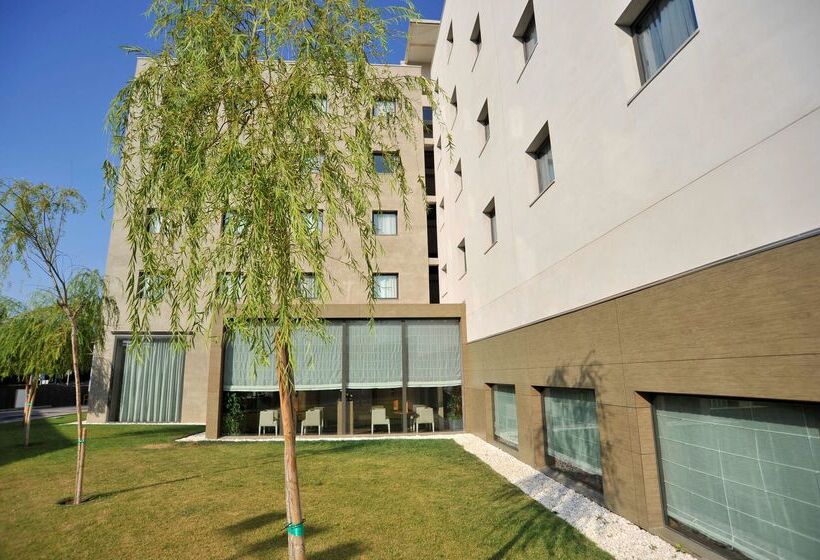 هتل Travelodge Málaga Airport