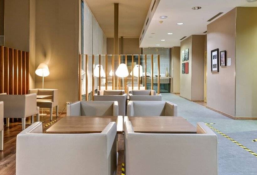 هتل Travelodge Málaga Airport