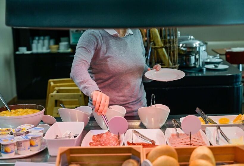 هتل Travelodge Málaga Airport