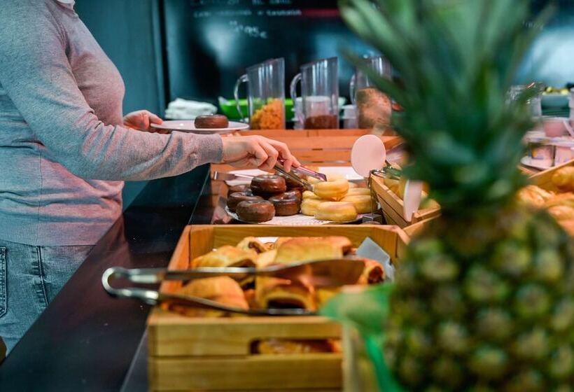 هتل Travelodge Málaga Airport