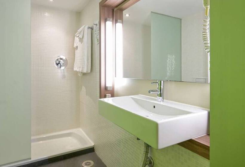 هتل Travelodge Málaga Airport