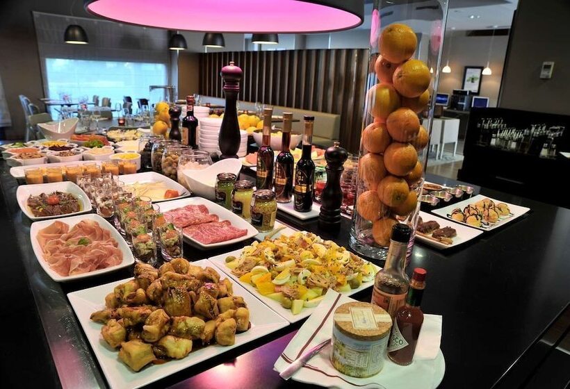 هتل Travelodge Málaga Airport