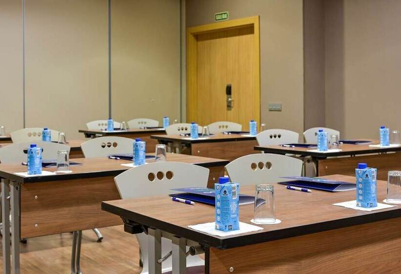 هتل Travelodge Málaga Airport