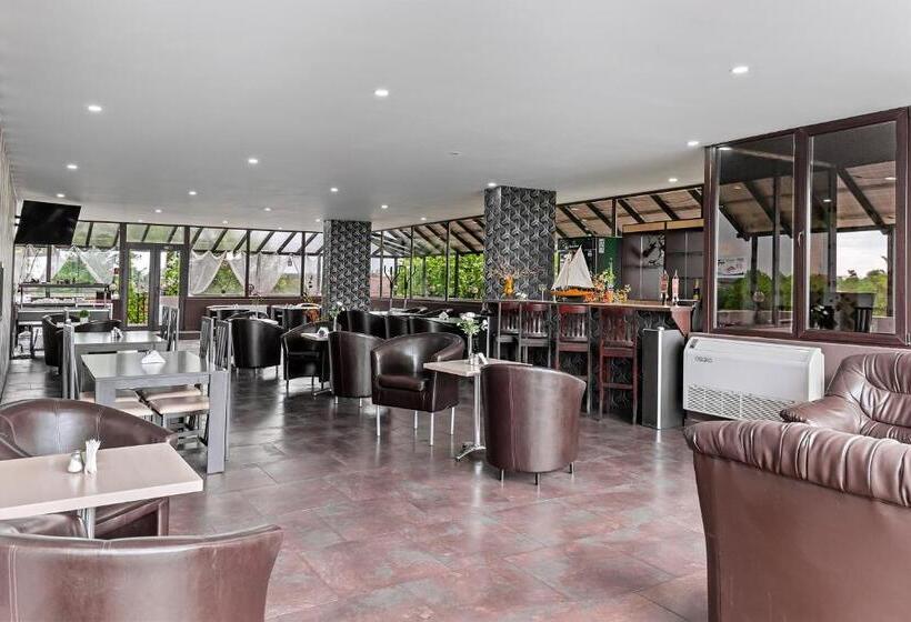 هتل Charter Otopeni