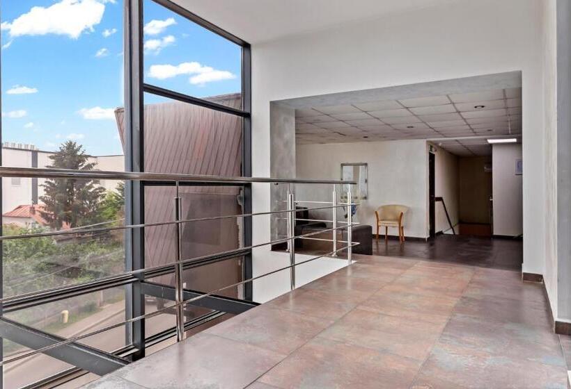 هتل Charter Otopeni