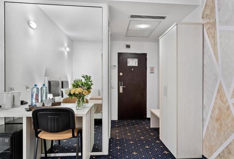 هتل Charter Otopeni