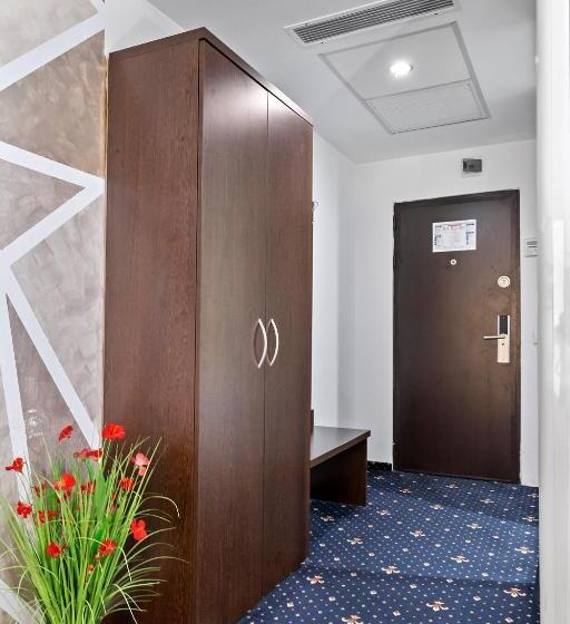 هتل Charter Otopeni