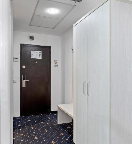 هتل Charter Otopeni