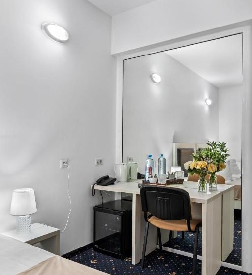 هتل Charter Otopeni