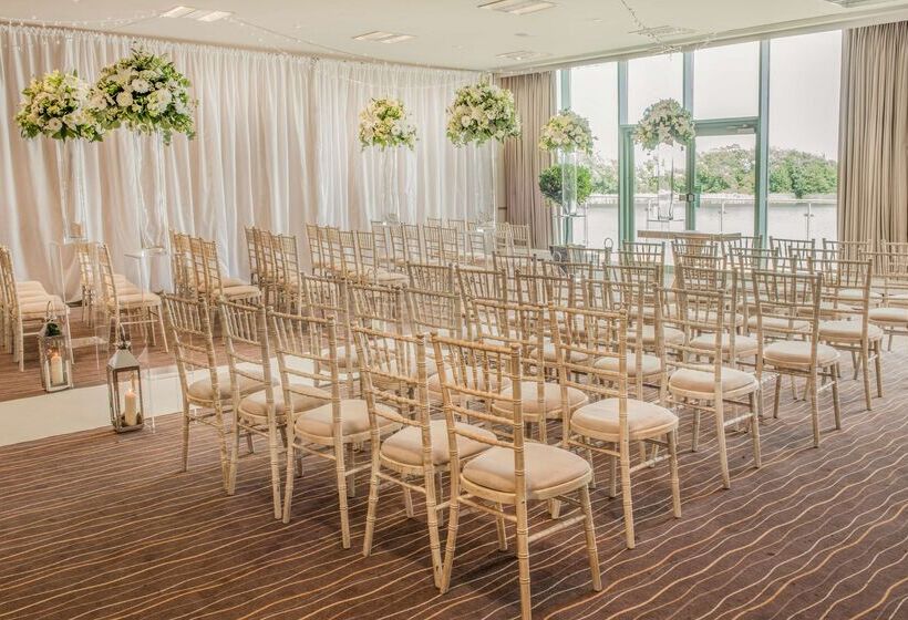 호텔 De Vere Cotswold Water Park