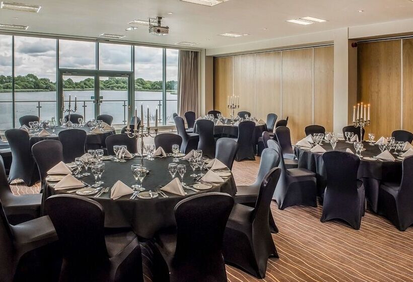 호텔 De Vere Cotswold Water Park