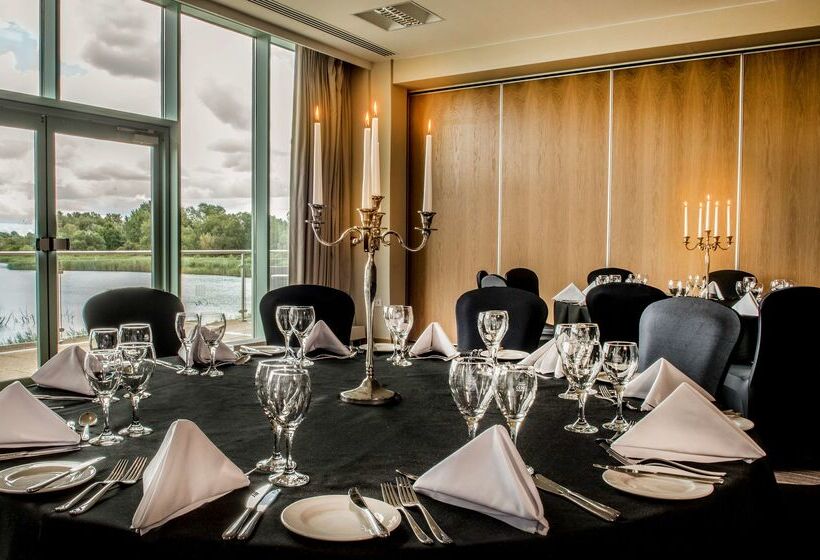 호텔 De Vere Cotswold Water Park