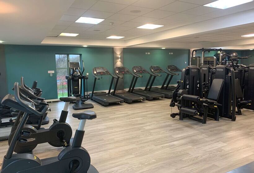 호텔 De Vere Cotswold Water Park