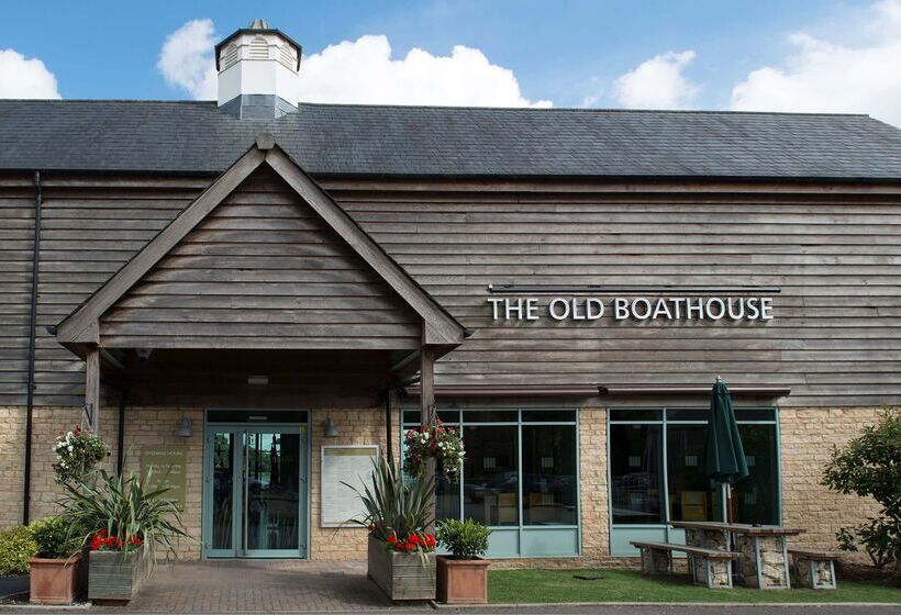 호텔 De Vere Cotswold Water Park