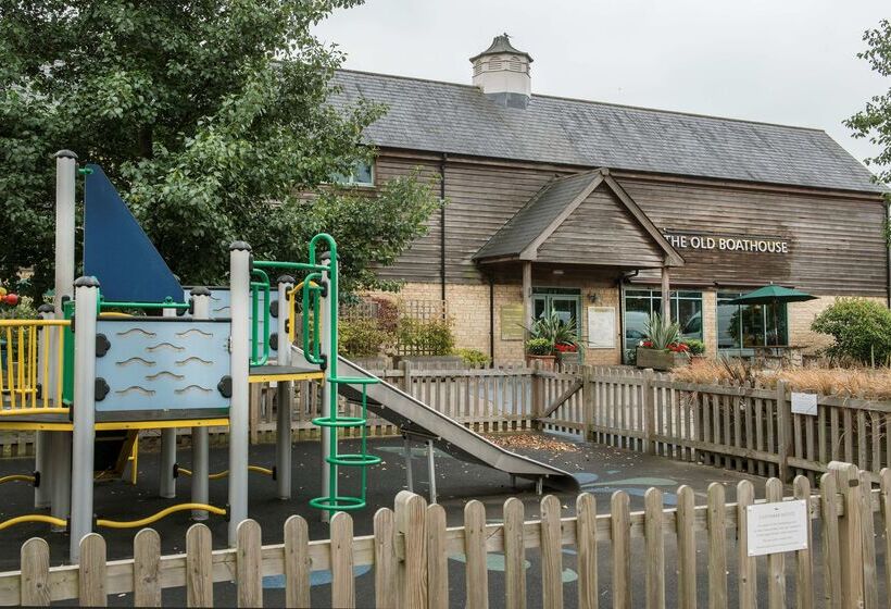 호텔 De Vere Cotswold Water Park