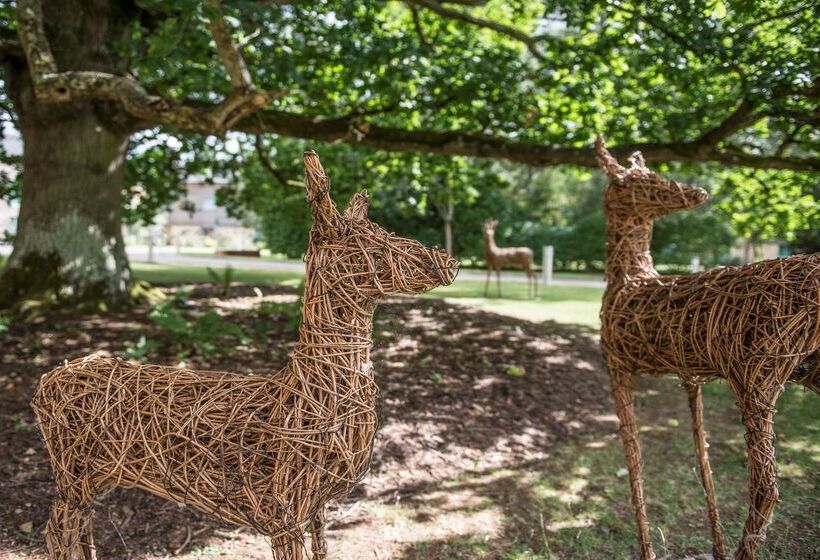 호텔 De Vere Cotswold Water Park