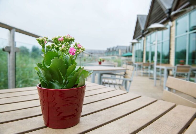 호텔 De Vere Cotswold Water Park