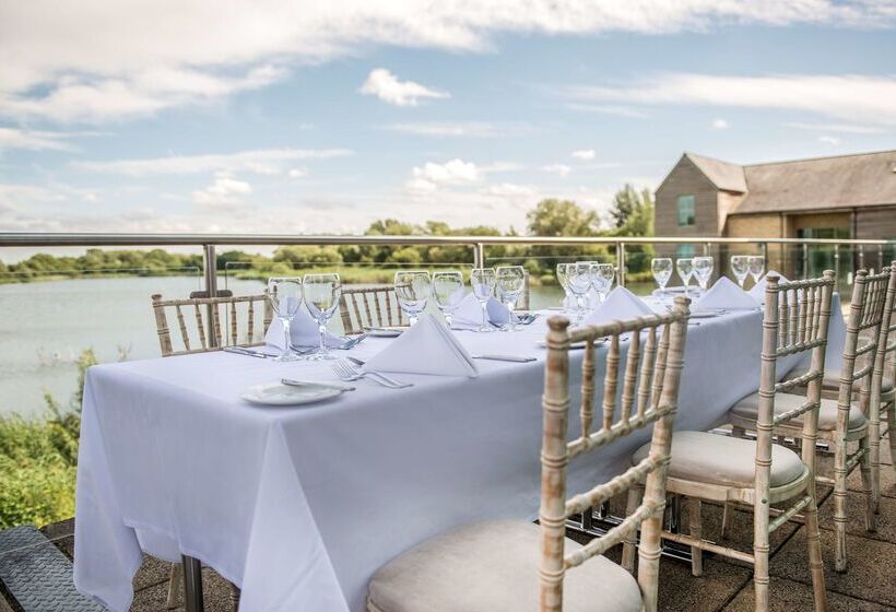 호텔 De Vere Cotswold Water Park