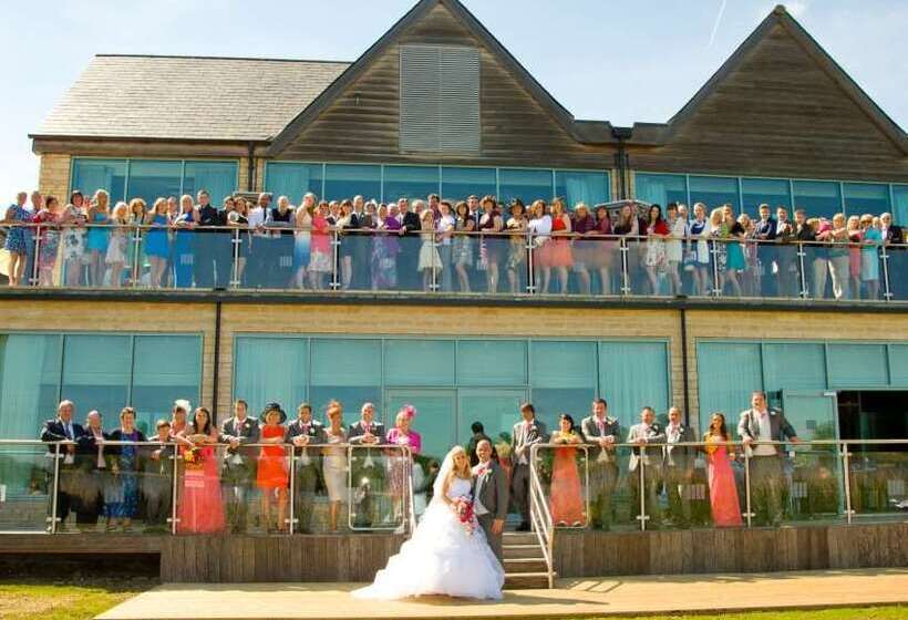 호텔 De Vere Cotswold Water Park