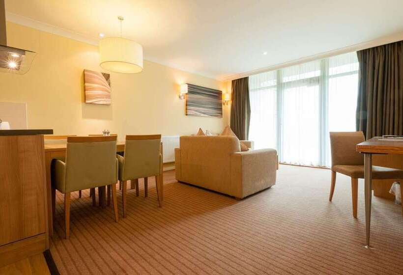 호텔 De Vere Cotswold Water Park