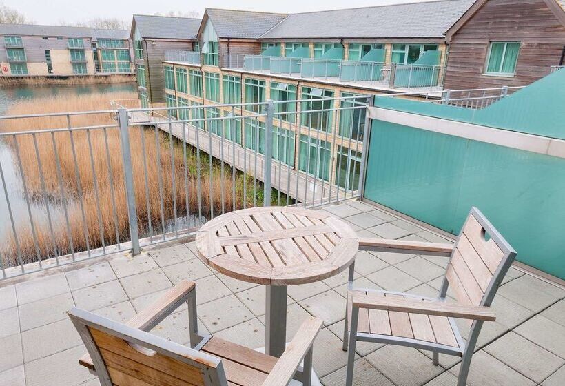 호텔 De Vere Cotswold Water Park