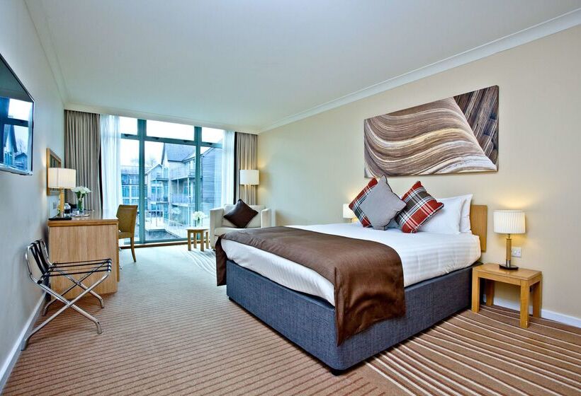 호텔 De Vere Cotswold Water Park