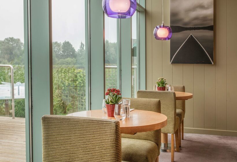 호텔 De Vere Cotswold Water Park