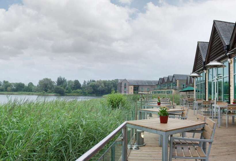 호텔 De Vere Cotswold Water Park