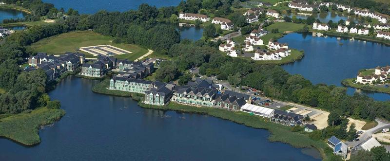 호텔 De Vere Cotswold Water Park