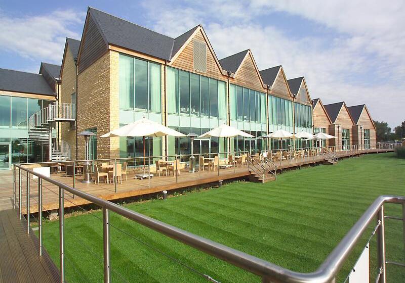 호텔 De Vere Cotswold Water Park