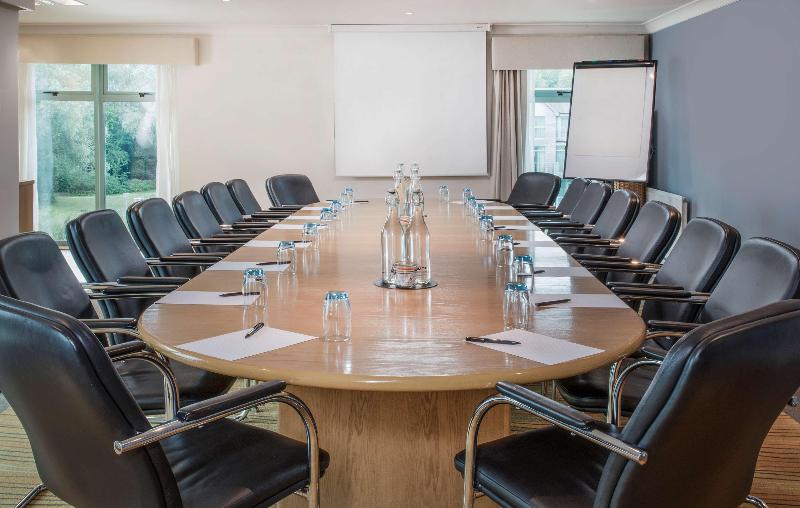 호텔 De Vere Cotswold Water Park