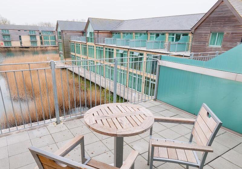 호텔 De Vere Cotswold Water Park