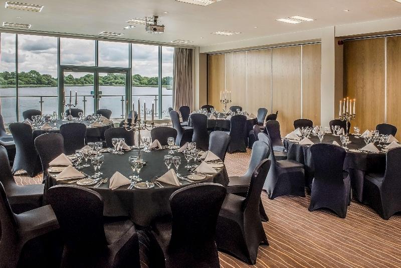 호텔 De Vere Cotswold Water Park