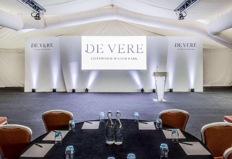 호텔 De Vere Cotswold Water Park