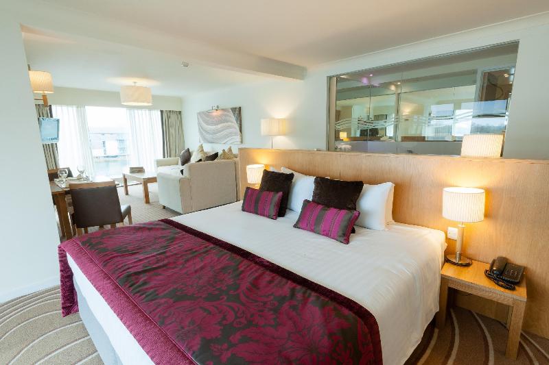 호텔 De Vere Cotswold Water Park