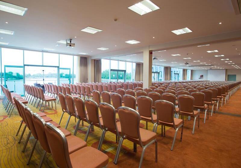 호텔 De Vere Cotswold Water Park