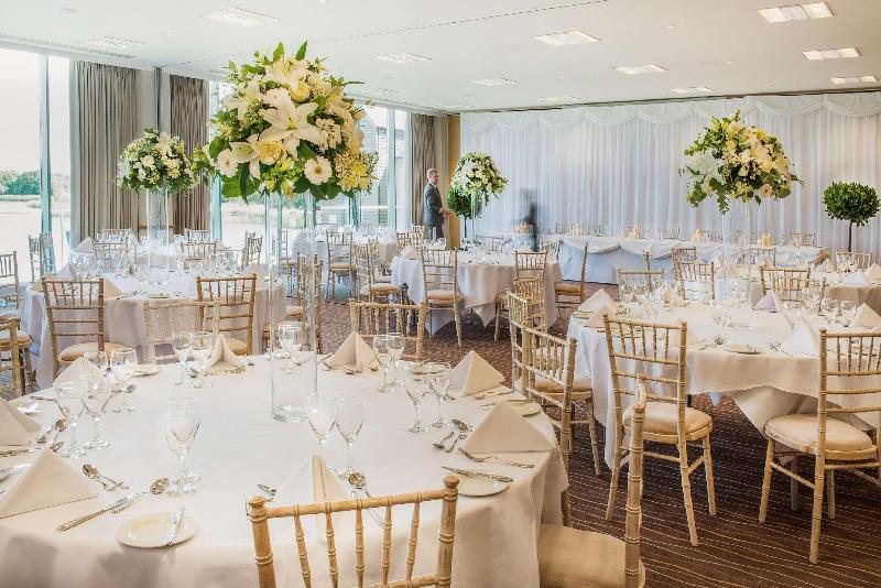 호텔 De Vere Cotswold Water Park